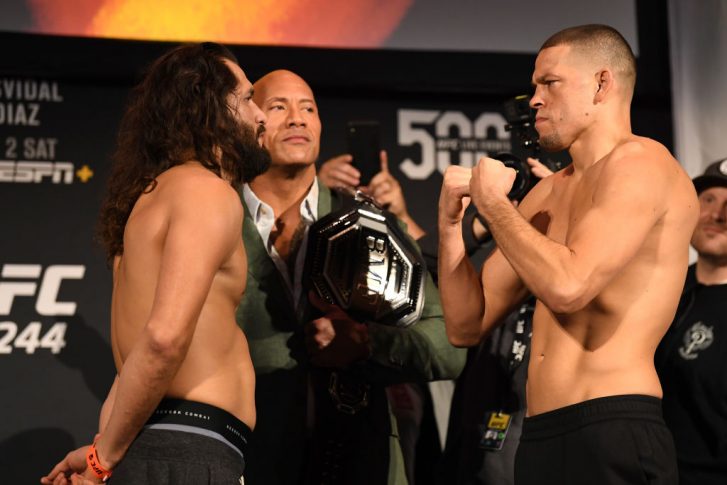 UFC 244:フェイスオフに臨んだホルヘ・マスヴィダルとネイト・ディアス【アメリカ・ニューヨーク州ニューヨーク/2019年11月1日(Photo by Josh Hedges/Zuffa LLC/Zuffa LLC via Getty Images)】