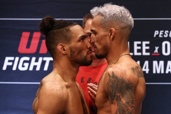 UFCファイトナイト・ブラジリア:公式計量後のフェイスオフに臨んだケビン・リーとチャールズ・オリベイラ【ブラジル・ブラジリア/2020年3月13日(Photo by Buda Mendes/Zuffa LLC/Zuffa LLC via Getty Images)】