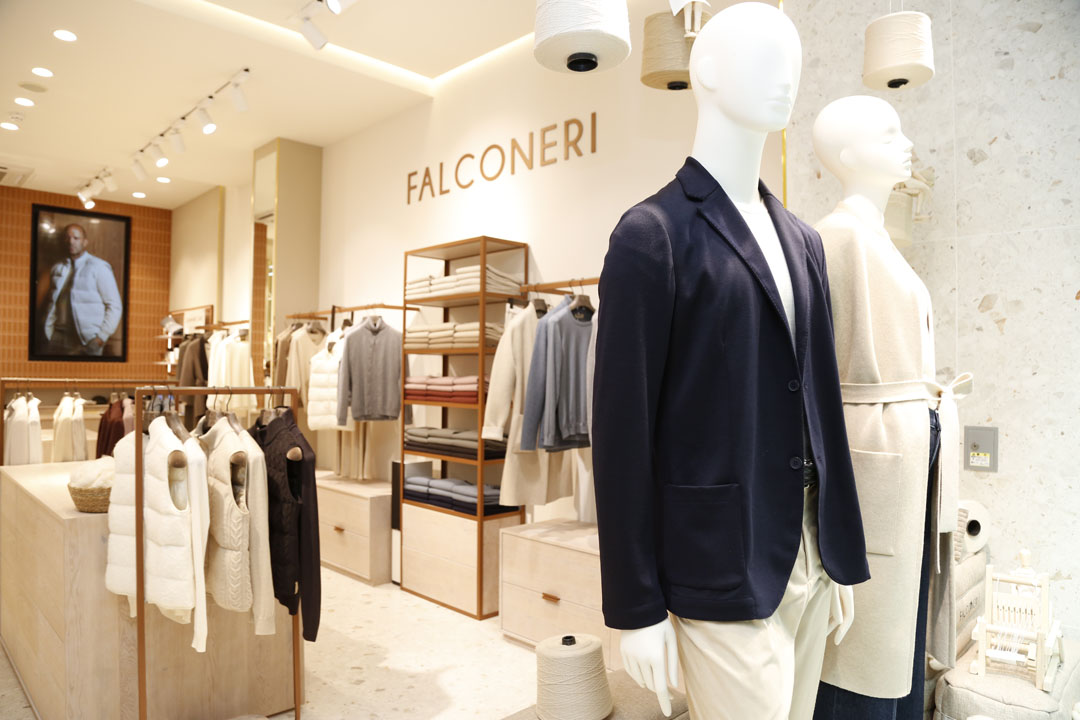 麗しいイタリアンカシミヤの世界 ここ心斎橋の“直営店”で、贈り物や自分ご褒美をどうぞ！