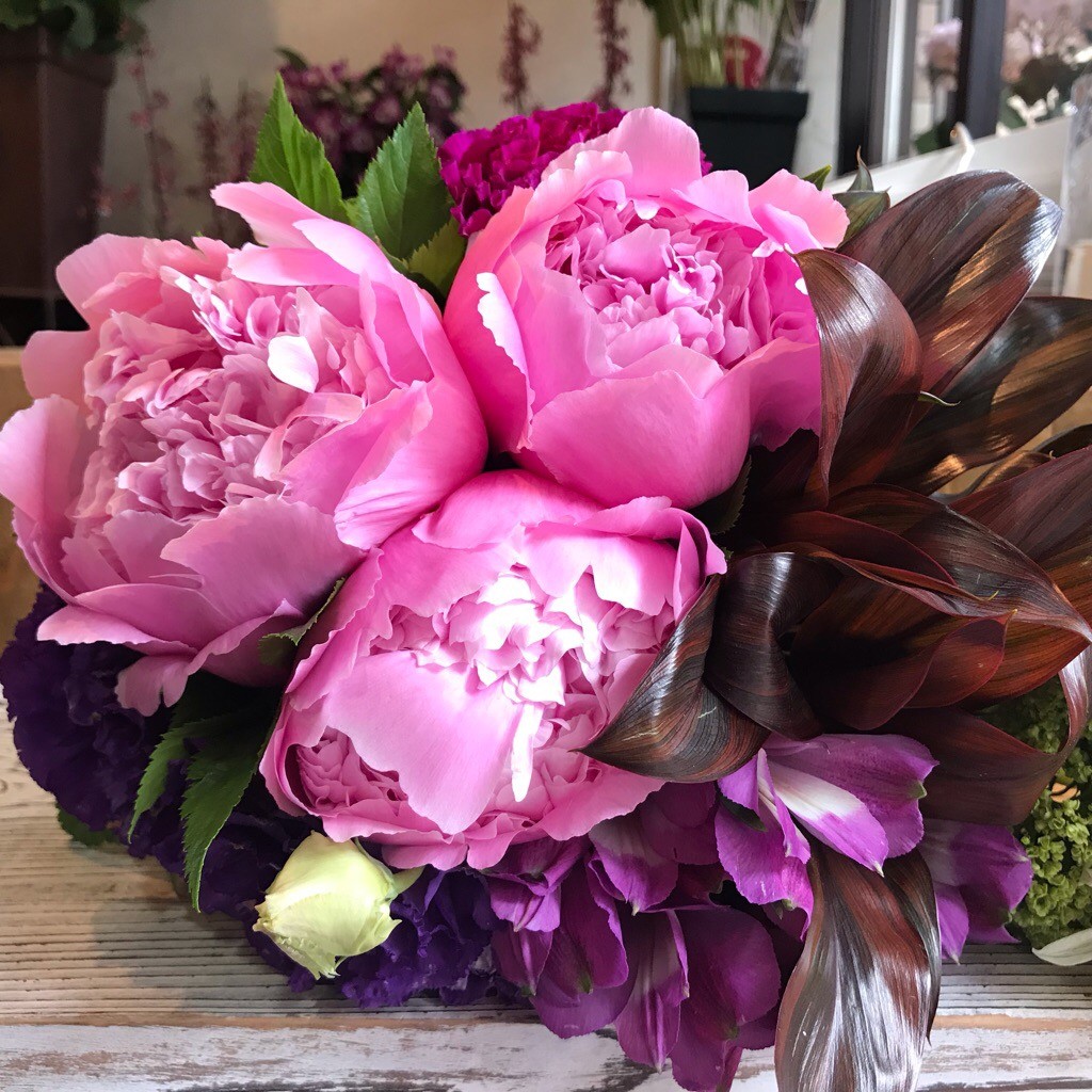 芍薬のブーケ P 1 P 1 カラー ピンク お手持ちサイズ 芍薬が淡く爽やかに香る With Hana グリーンロード運営