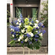 お祝いスタンド花の値段はどれくらい 相場と基本マナー With Hana グリーンロード運営