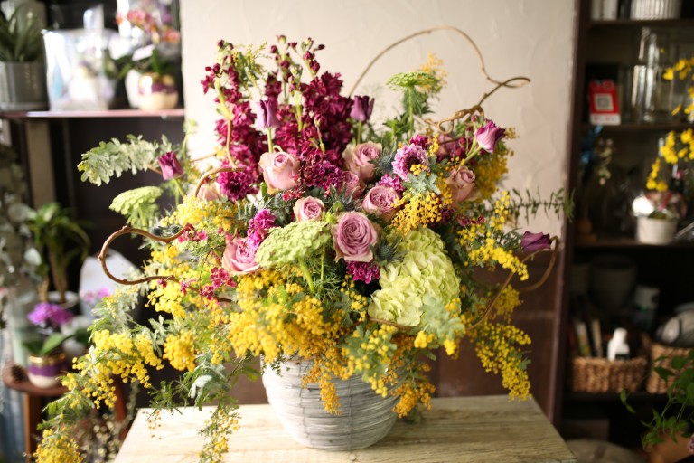 ミモザのアンティークアレンジメント Yv 174 カラー イエロー パープル 旬の花 ミモザ を使用 華やかなアレンジ With Hana グリーンロード運営