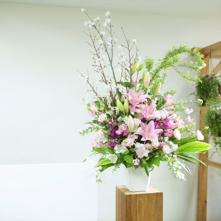 アレンジメント N 003 カラー イエロー オレンジ レッド ピンク ブルー 盛大なお祝いに 春のお花を集めた豪華な演台花 With Hana グリーンロード運営 アレンジメント N 003 カラー イエロー オレンジ レッド ピンク ブルー 盛大なお祝いに 春のお花を集めた豪華な演台花 With Hana グリーンロード運営