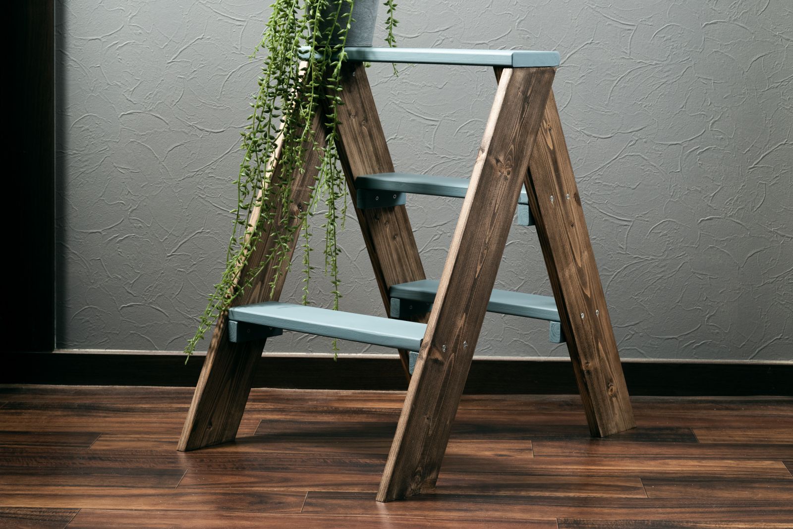 インテリアにもぴったりな木製ステップチェアをDIY
