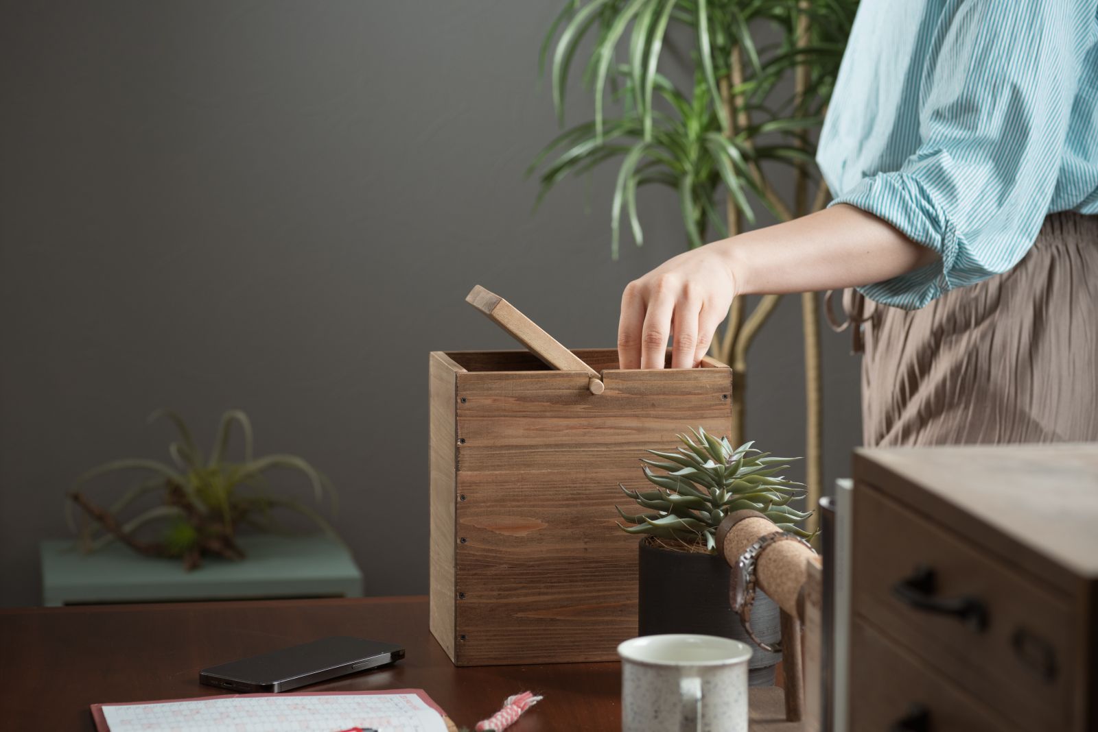 中身が見えずスッキリ！コンパクトな卓上ダストボックスをDIY - コラム