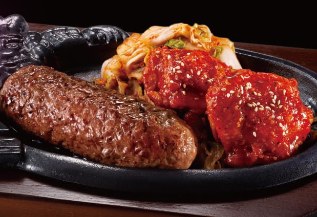 【7月20日まで／韓国グルメフェア】ブロンコおじさんのこだわり 炭焼きがんこハンバーグ &旨辛ヤンニョム風ビリチキのイメージ
