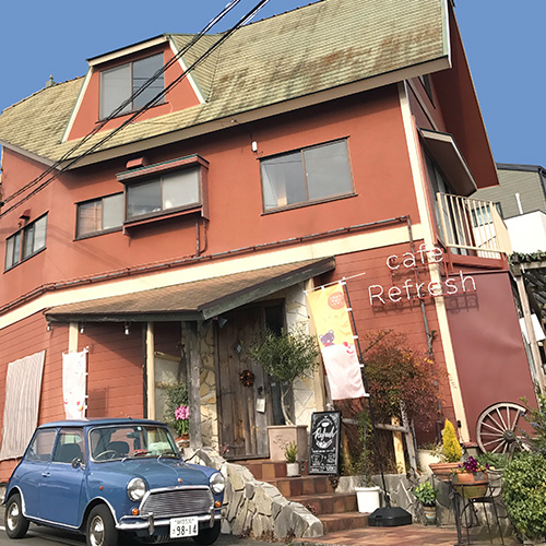 お店は南幹線から日本平を目指し、東名高速を潜る手前の道路角の小豆色の3階建!のイメージ