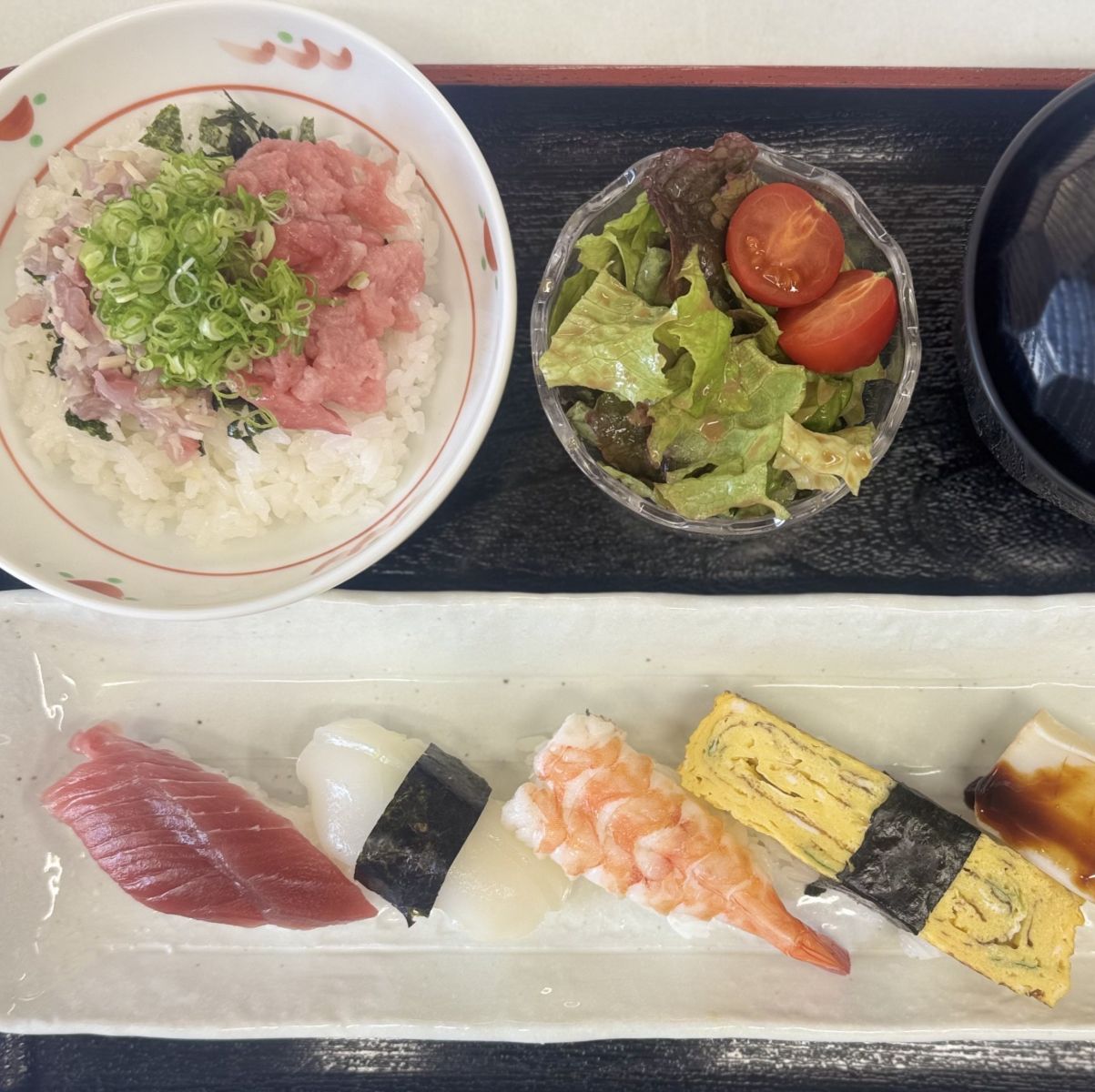 鯵とマグロの叩き丼セット（鯵とマグロの叩き丼＋にぎり5貫＋サラダ）のイメージ