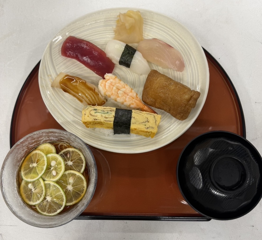 すだち素麺セット（すだち素麺＋にぎり５貫＋お稲荷さん1個）