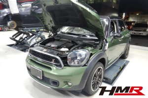 ビルトイン社外ナビを装着したミニ クロスオーバー(R60) クーパーSDの納車前点検整備を行いました。