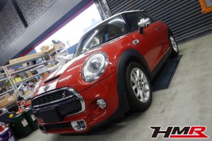 鮮やかなレッドカラーのミニクーパーS(F56)の納車前点検整備を行いました