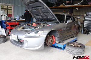 デモカーのS2000にASMボディ補強パーツを取り付け