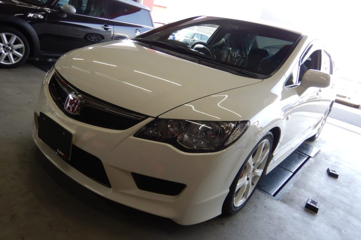 赤黒内装 純正HDDナビを装備したノーマルコンディションのシビックタイプR(FD2)の納車前点検整備を行いました