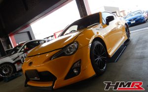 期間限定車 イエローリミテッド エアロパッケージ 純正SDナビ装備の86(ZN6)納車前点検整備を行いました。