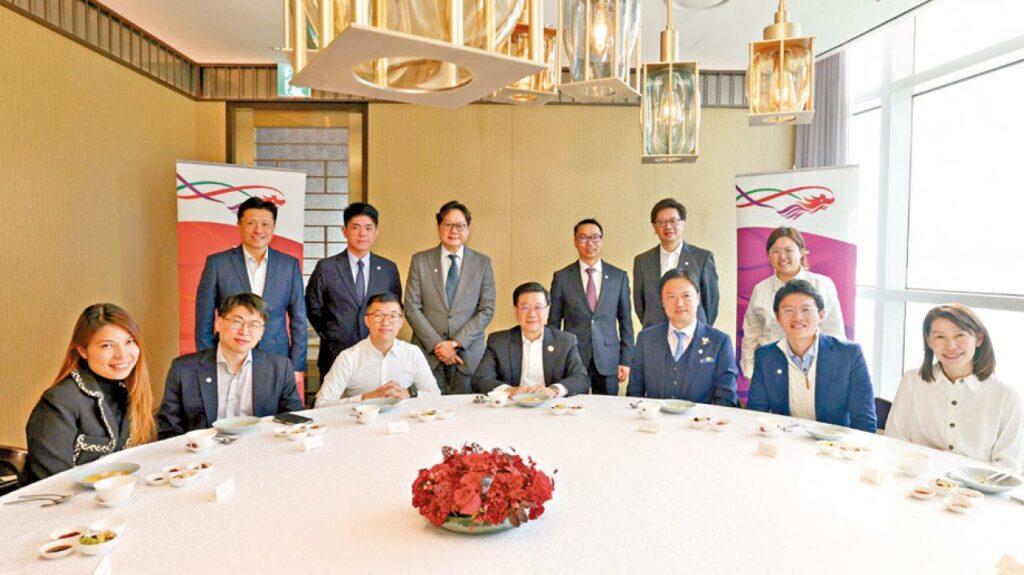 Founder Steven Lam (front row, third from left) was invited to meet with Chief Executive John Lee in South Korea, where he exchanged views with various Hong Kong business leaders based there.