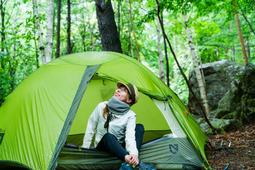 登山テント 岩場 雨の日 張り方のコツ 設営スピードが上がるカスタム術 Yamap Magazine
