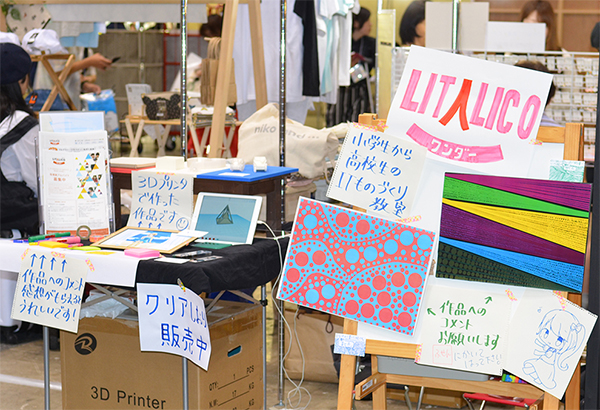 みんなで工夫したブースで展示スタート!