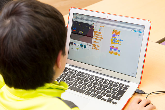 ビジュアルプログラミング言語のScratchはゲーム制作を通した創造的な学びに最適?使い方や学び方を解説!