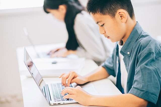 子供がプログラミングのコーディングを学ぶ方法とメリットとは?