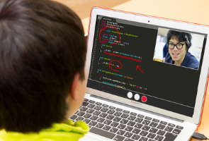 オンラインでプログラミング学習をする子ども