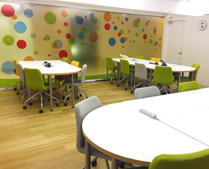 カリキュラムに沿って数人でワークや個別プログラムを行います。