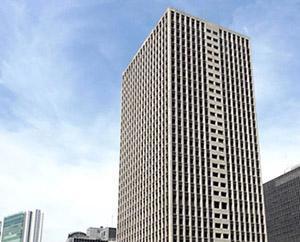 JR大阪駅からは徒歩約8分、梅田の真ん中にある事業所です。