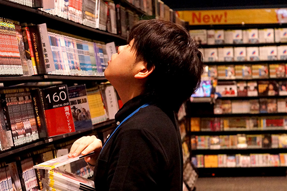 入社の経緯 音楽やアニメ・マンガに囲まれた環境で働ける!