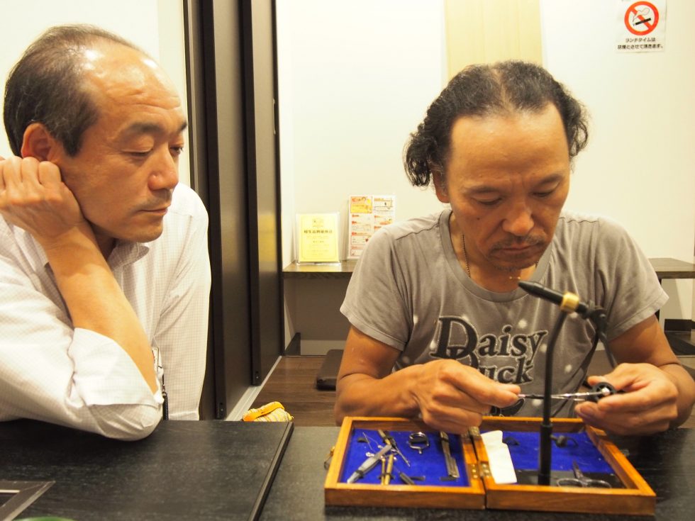 渓流釣り名人の綱川さんが“毛針”作りをみせてくれる一幕も。興味津々の市川課長