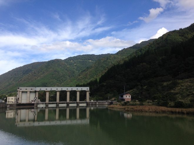 おそらく今回のさすらいワークで撮れた最もマトモな写真がこれ。巨大な赤尾発電所がちっぽけに見える雄大な景色。