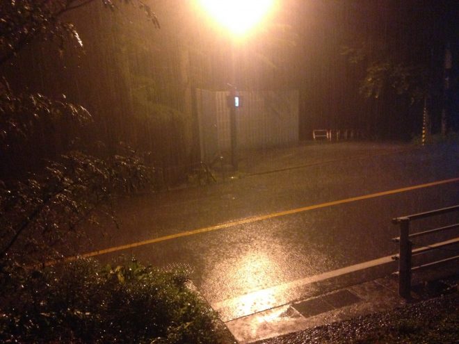 体験ハウスの玄関から。外はなかなかの雨です。