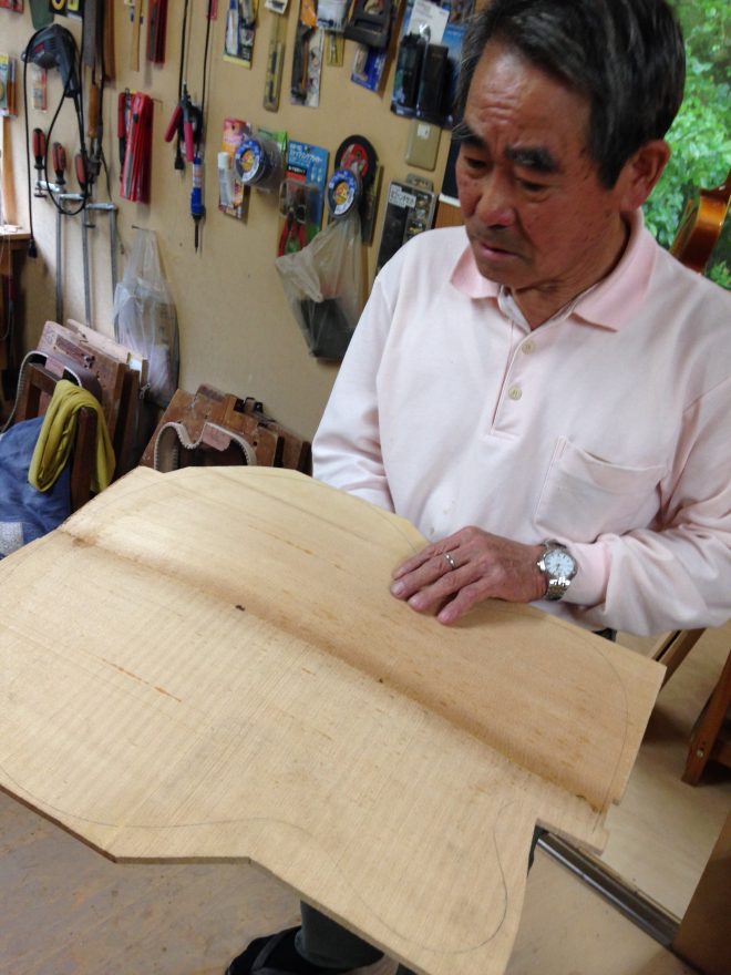 ボディ材の加工について解説してくれる辻氏。良いギターを作るためには、さまざまなポイントがあります。