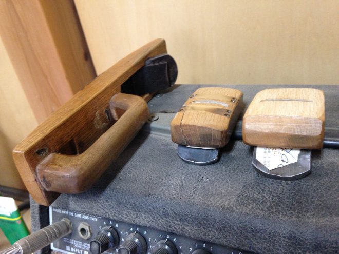 既製品を加工して、自分専用にカスタマイズしたという鉋(かんな)。ボディの曲面を削り出すのはこの3つです。