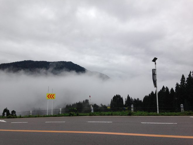 雨上がり。山はものっすごい霧で覆われているけど、道路は平気。