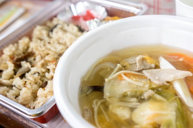 松本さんの家族が作った豚汁と頂いたお弁当。豚汁が本当に美味しくておかわり。