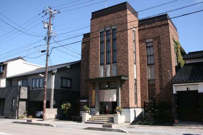 レトロな建物は昭和3年に建てられた国の有形文化財!