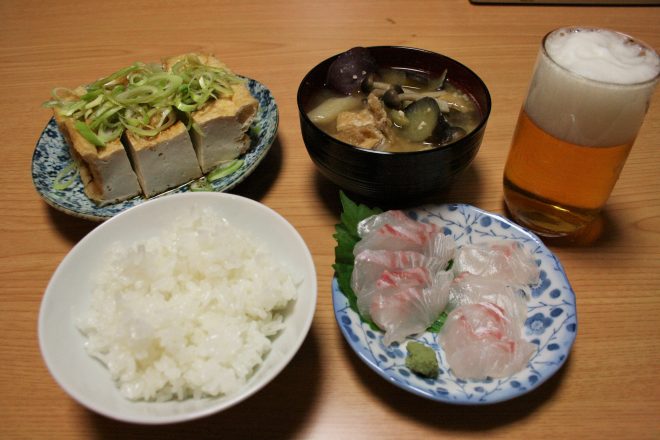 渡辺さんのお米や野菜をはじめ、地元で調達したものを使った夕飯