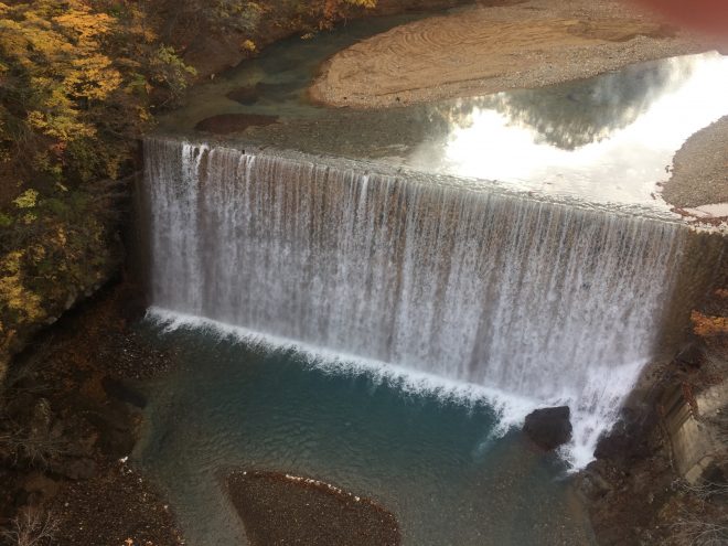 同じく森の大橋からの風景。人工滝らしく、垂直に落ちる様は圧巻!