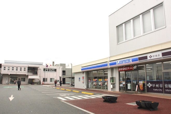 奥の建物が甲州市役所勝沼支所と地域子育て支援センターあっぷっぷ