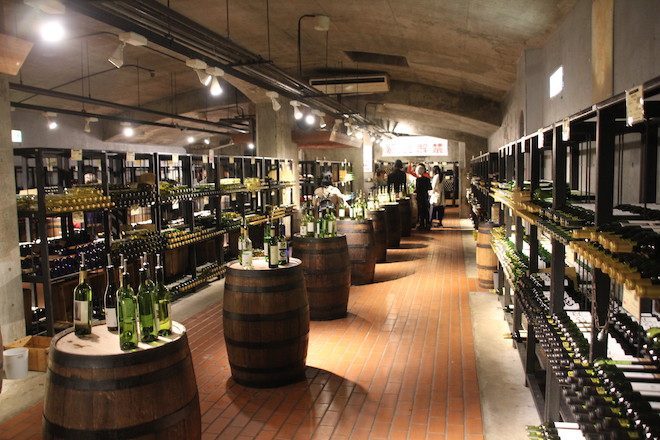 約200銘柄のワインが試飲できる「ワインカーヴ」