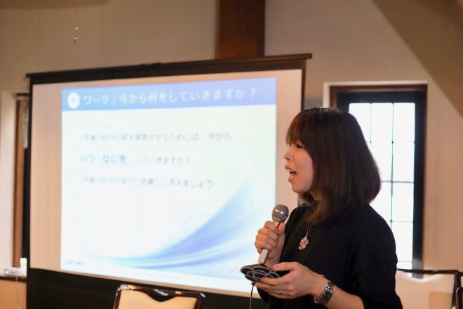 新しい働き方講座で発表をする拝崎さん