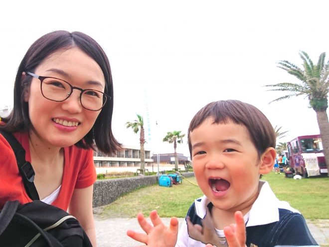 南房総市のお隣・館山市のイベント「北条海岸ビーチマーケット」にて、お子さんと