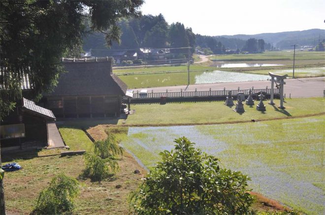 周囲には田園風景が広がる