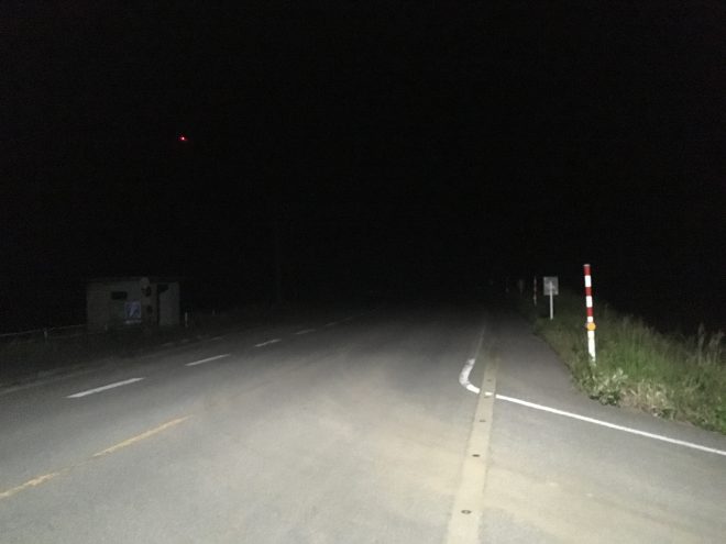 夜の志賀町、街頭が少なく暗闇が広がる