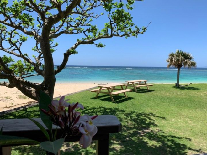 奄美の美しい海岸風景。こんな場所で仕事をすることも