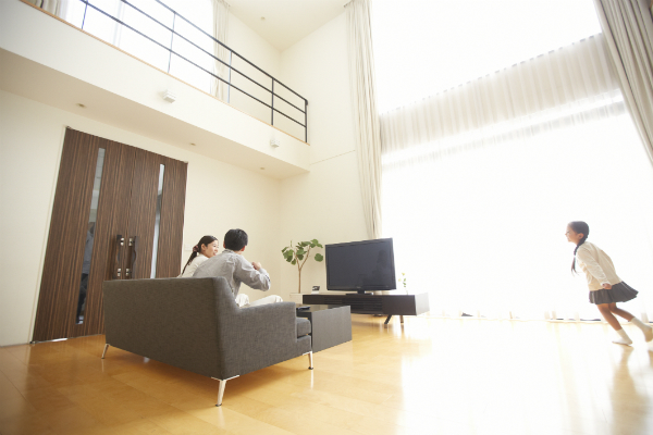 自宅でくつろぐ家族