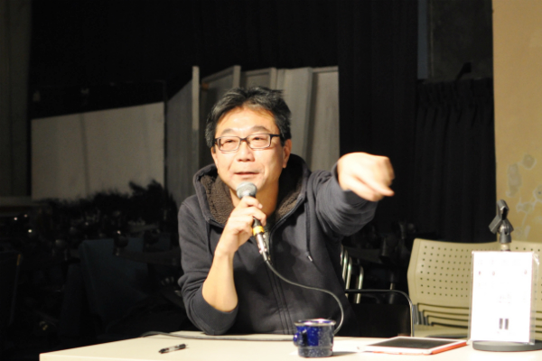 トークショーの男性