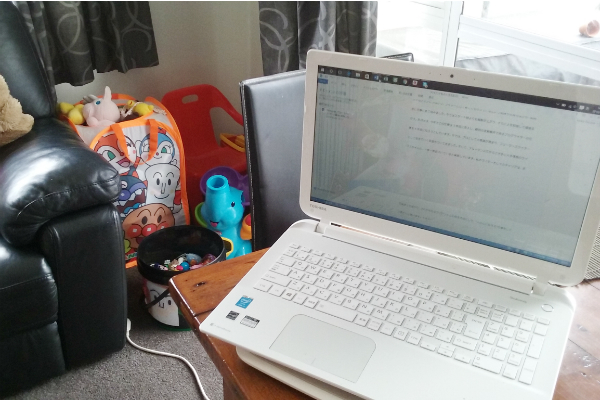 ノートPCと作業机