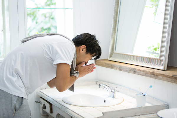洗顔する男性