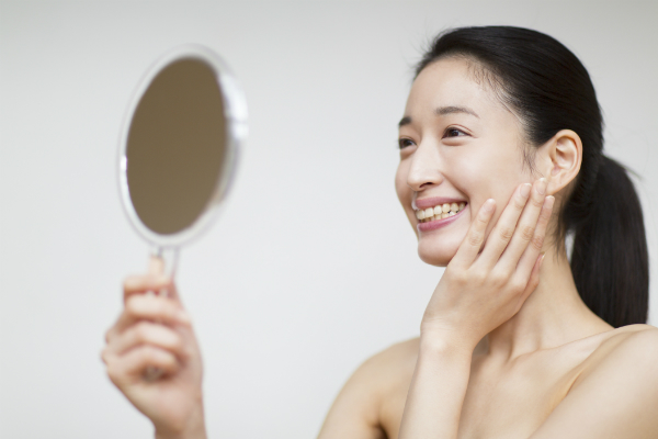 お肌を気にする女性