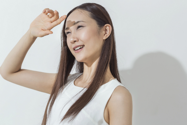 日差しを気にする女性